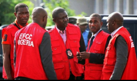EFCC Officials used to illustrate the story. [PHOTO CREDIT: The Guardian Nigeria]