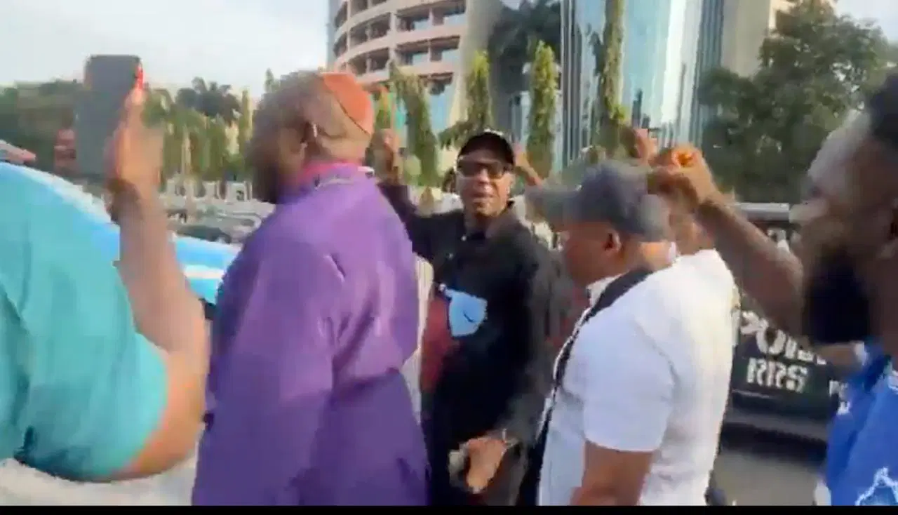 BREAKING: Security operatives fire at #FreeNnamdiKanuNow protesters in Abuja